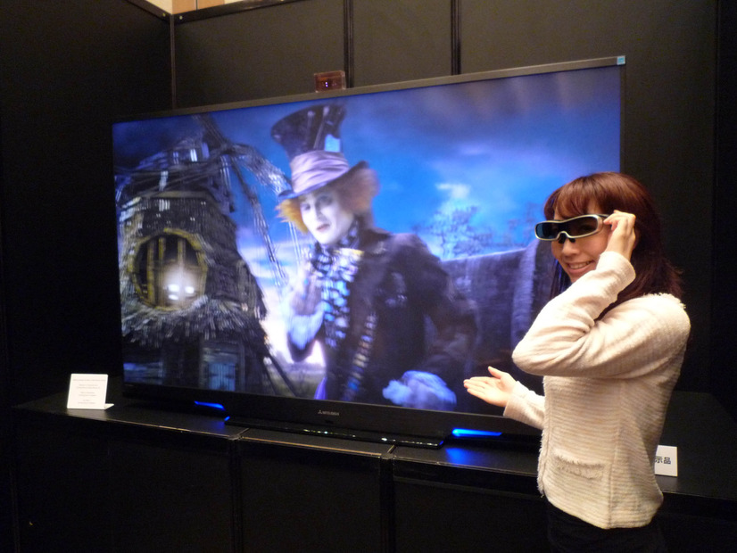 3D対応のレーザーテレビ（北米で発売中のものを参考展示）