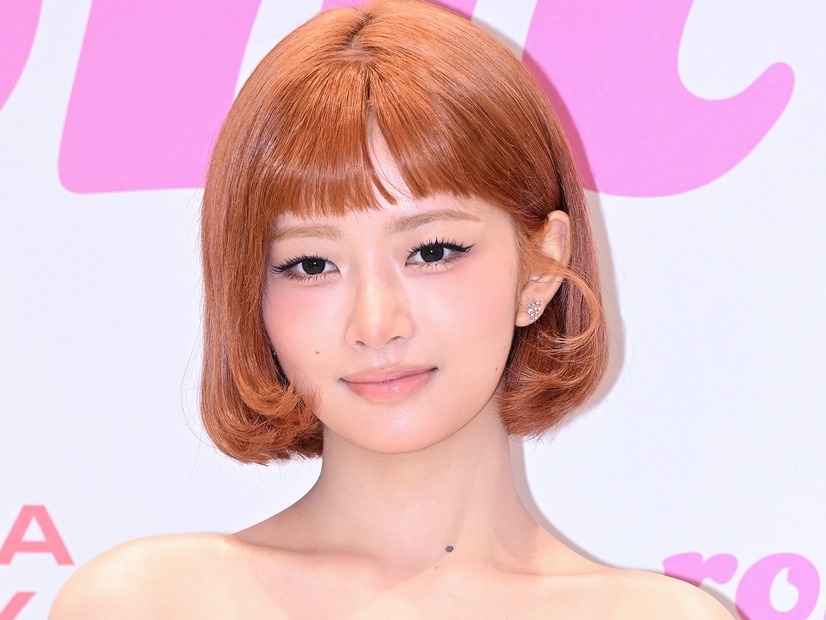 「危険…」IVE・レイ、深Vネックの白トップスで色気全開　大人びた雰囲気に視線集中