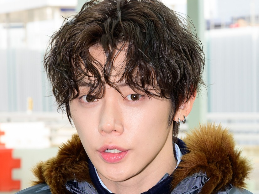 TXT・ヨンジュン、パーマヘアにイメチェン！猫のような可愛らしさが倍増した姿で空港に登場