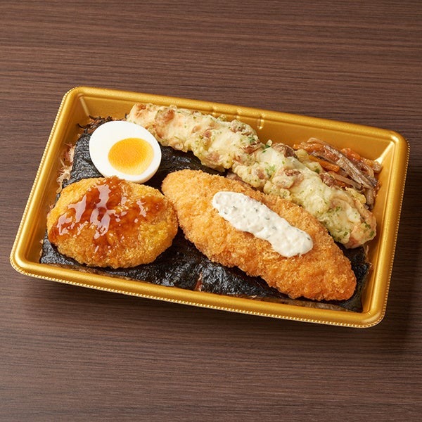 ちくわの磯辺揚げや白身魚フライなどを盛り付けた海苔弁当