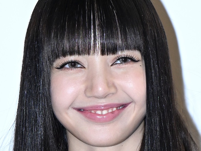 「下履いてる？」大胆すぎる肌見せ！BLACKPINK・リサ、圧巻スタイル際立つ刺激的な衣装で魅了