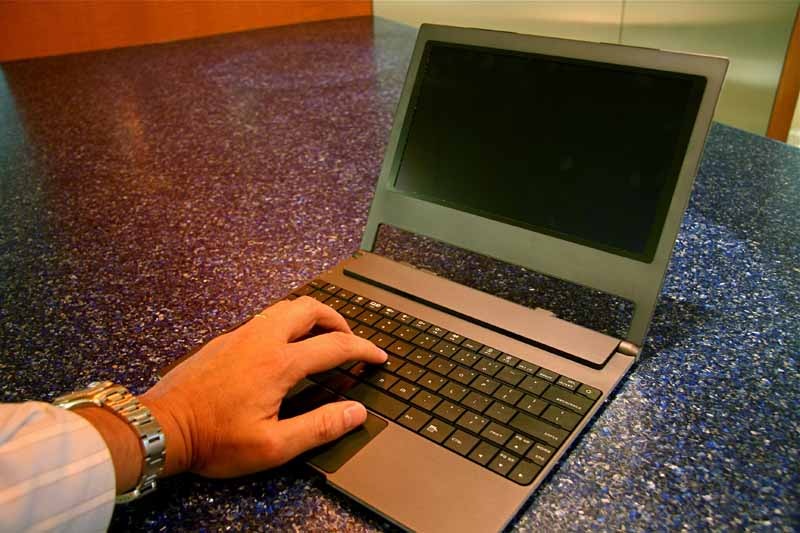 インテルが披露した厚さ14mmの超薄型ネットブック