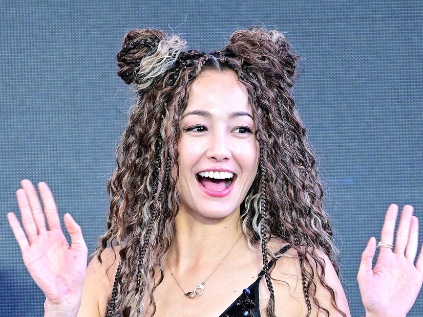「奇抜すぎる！」沢尻エリカ、釜山国際映画祭にド派手ヘア＆きらめく衣装で登場