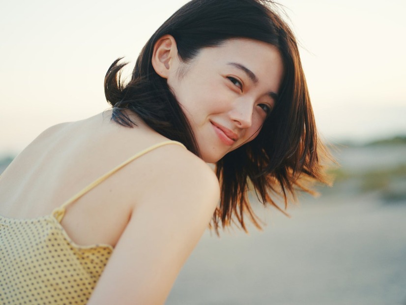 海辺で笑顔を見せる南琴奈　©KADOKAWA/撮影:野口花梨