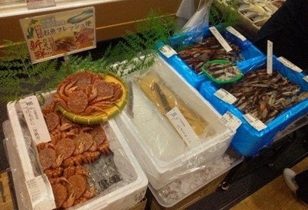 店舗の水産売場に鮮魚が並ぶ様子