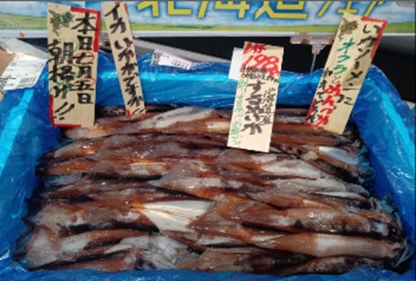 店舗の水産売場に鮮魚が並ぶ様子