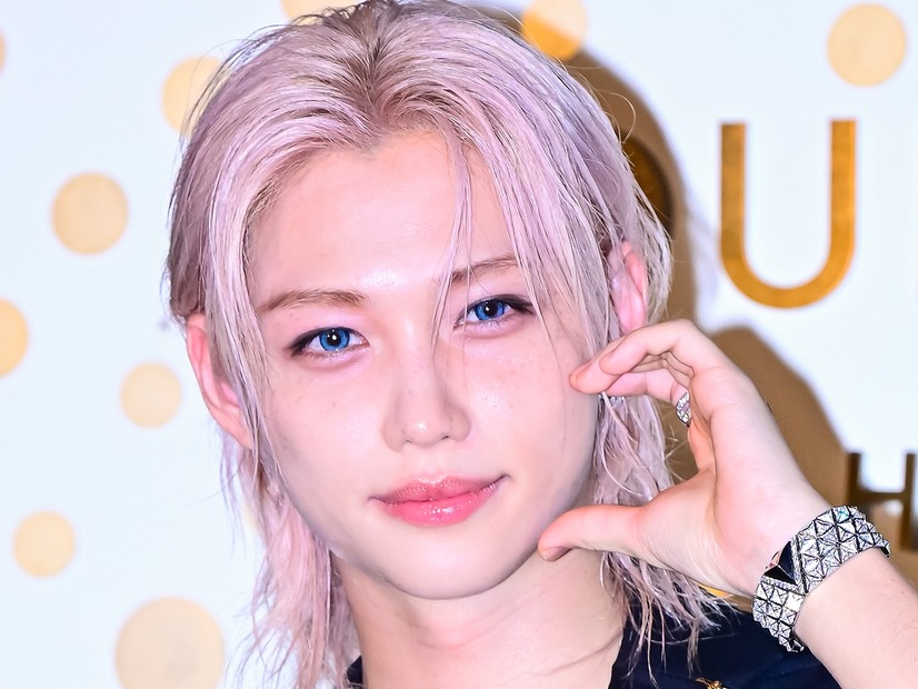 Stray Kids・フィリックス、胸元まで伸びたブロンドヘアが印象的… パリで見せた“スーツ姿”にうっとり