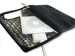 　ファブリックライフは、同社オンラインショップ「SUONO」において、iPod（第5世代）用ケース「tocca DUE for 30GB/60GB」を10月31日に発売した。価格はいずれも4,900円。