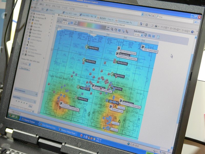 CleanAirによる電波状況の視覚化。見取り図上にアイコン状の表示があるのが電波源の位置で、電波干渉が激しいエリアは色で示される