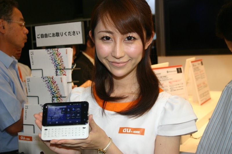 東芝製のWindows Mobile端末IS02