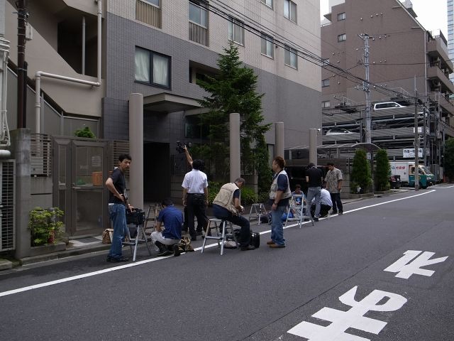 東京都墨田区の時津風部屋前では集まった報道陣で住宅地が騒然
