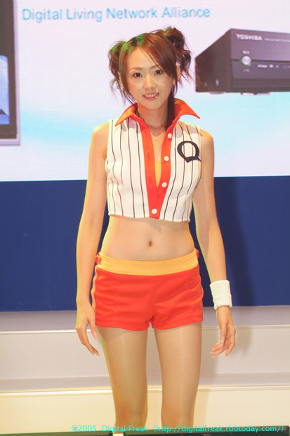 　コンパニオン写真集の第3弾は、東芝ブースからだ。メインステージでは、へそ出しルックのユニホームでショーを披露していた。