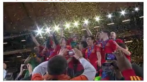 W杯を掲げ、歓喜のスペインチーム