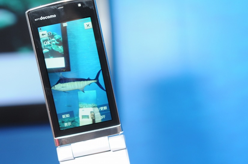 仮想的なデコレーションのデモで、携帯電話に表示された魚のAR