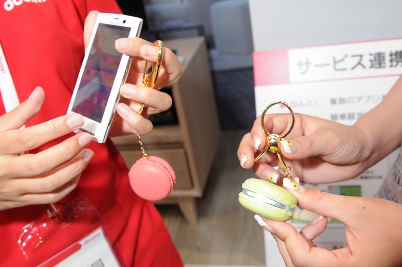 フランス伝統的なお菓子「マカロン」を模したデバイスを通じ、電話の着信相手をLEDの発光色で知らせるデモ