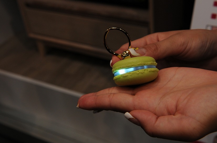 フランス伝統的なお菓子「マカロン」を模したデバイスを通じ、電話の着信相手をLEDの発光色で知らせるデモ