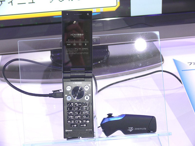 携帯電話との接続はBluetoothで行う。シャープのSH-07Bは画面をHDMI経由で大画面テレビに表示して、ゲームや高画質なムービー再生が楽しめる