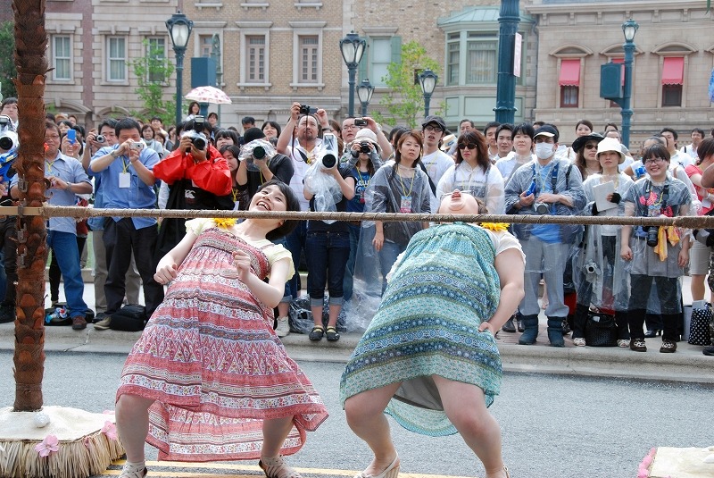 リンボーダンスに挑戦するハリセンボン