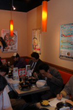 　ラーメンといっても、さっぱり醤油味や、九州のこってり豚骨まで実に、さまざまだ。日本人が好む“定番”の味はどんなものだろうか。それを明らかにすべく、アンケートを実施。定番ラーメンを作ろうというのがYahoo! JAPANの「ラーメン特集2005」だ。
