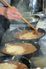 　ラーメンといっても、さっぱり醤油味や、九州のこってり豚骨まで実に、さまざまだ。日本人が好む“定番”の味はどんなものだろうか。それを明らかにすべく、アンケートを実施。定番ラーメンを作ろうというのがYahoo! JAPANの「ラーメン特集2005」だ。
