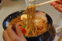 　ラーメンといっても、さっぱり醤油味や、九州のこってり豚骨まで実に、さまざまだ。日本人が好む“定番”の味はどんなものだろうか。それを明らかにすべく、アンケートを実施。定番ラーメンを作ろうというのがYahoo! JAPANの「ラーメン特集2005」だ。