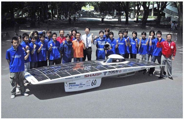 シャープ製太陽電池搭載 ソーラーカー「Tokai Challenger」と東海大学チームのメンバー