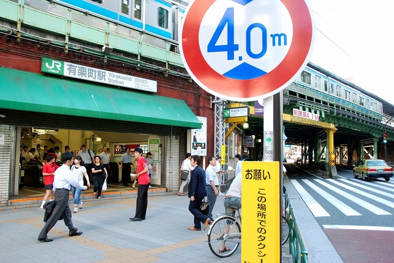 ラウンジはJR有楽町駅の日比谷口から徒歩2分程