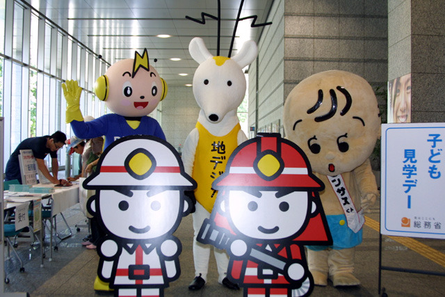 （前段）消太くん、（後段左から）デンパくん、地デジカ、センサスくん