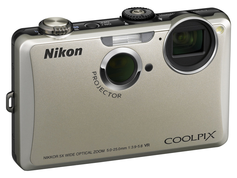 「COOLPIX S1100pj」のシルバー