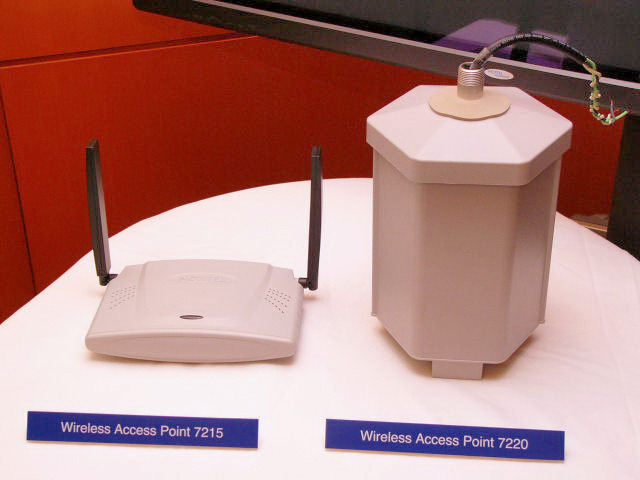 メッシュネットワークの中継装置 Wireless Access Point 7215（左）と同7220（右）