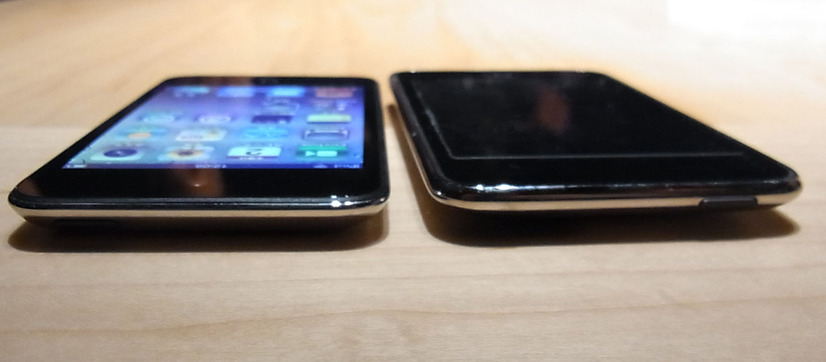 1世代前のiPod touch（右）との薄さ比較