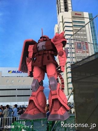 ガンダム 東静岡の実物大ガンダムに赤いシャア専用ザクがARで登場