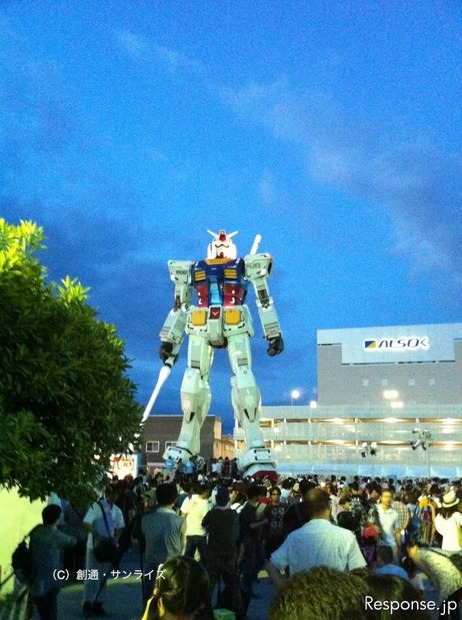 ガンダム 東静岡の実物大ガンダムに赤いシャア専用ザクがARで登場
