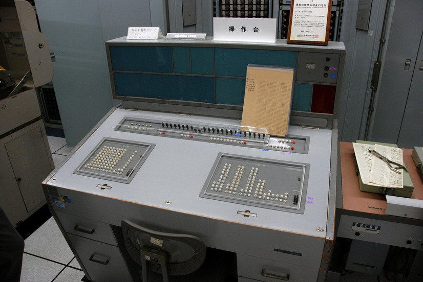1956年に富士通最初の商用コンピューターとして発売された「FACOM 128B」。