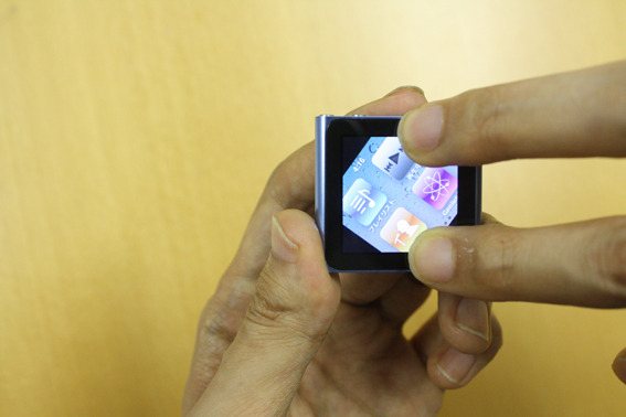 iPod nanoを2本指で回転させているところ