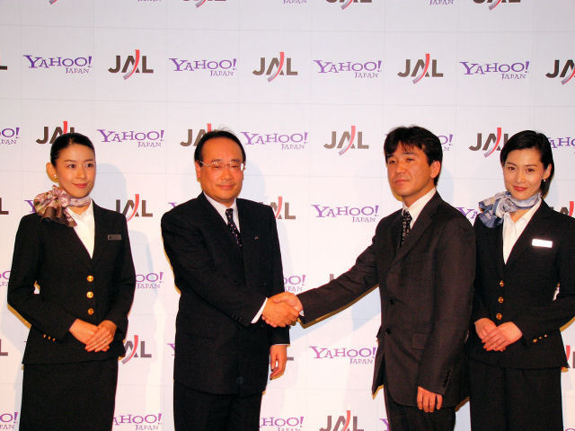 JAL客室乗務員に囲まれ握手を交わす上原氏（中央左）と喜多埜氏（中央右）