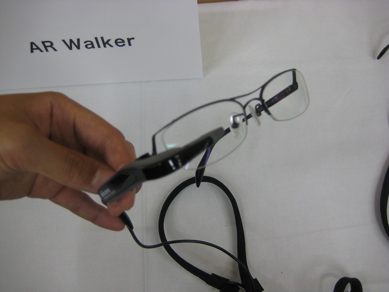 「AR Walker」の小型ヘッドマウントディスプレイ（HMD）