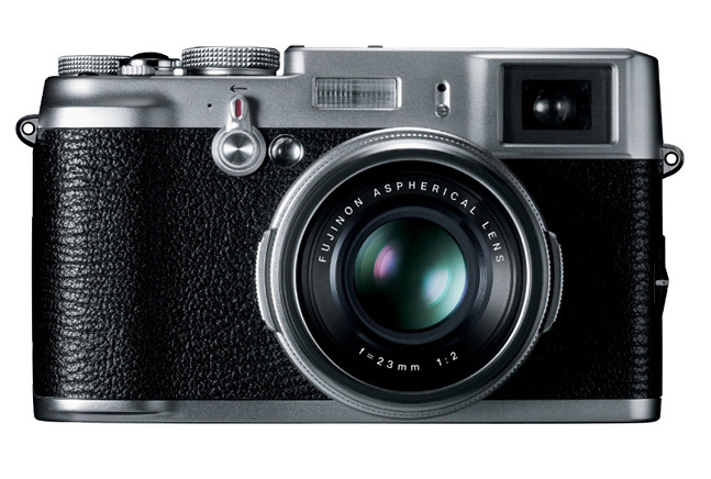 クラシックスタイルの高級コンパクト「FinePix X100」