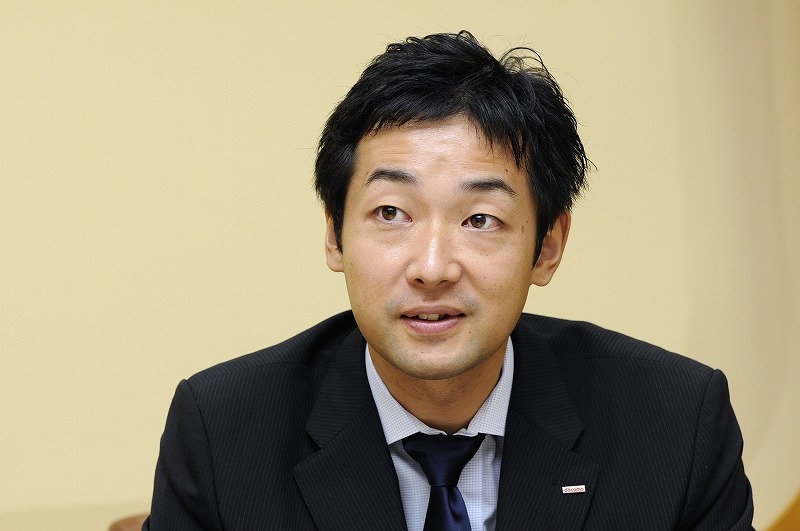 「HMDを装着すれば、目の前に映像が現われて視覚的に情報を取ることが出来ます。両手を使う必要がないため、携帯電話との親和性も高いです」