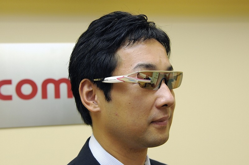 スポーツタイプのHMD。コース情報や走行距離、時間、消費カロリーなどの情報が表示されるというコンセプト