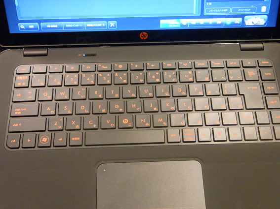 「Envy」のキーボードは独立型を採用。デザインは黒地にオレンジを配する