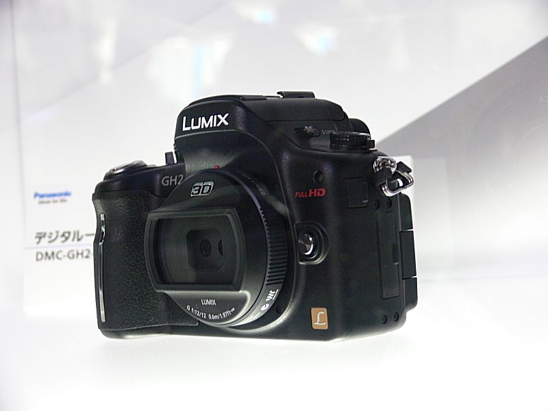 3D交換レンズH-FT012を装着したLUMIX DMC-GH2