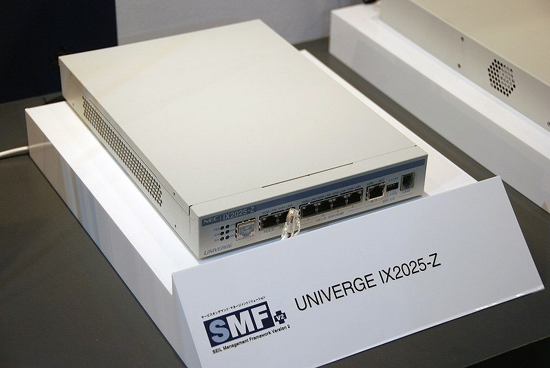 自動接続のデモに使用されているNECのSMFv2対応アクセスルータ「UNIVERGE IX2025-Z」