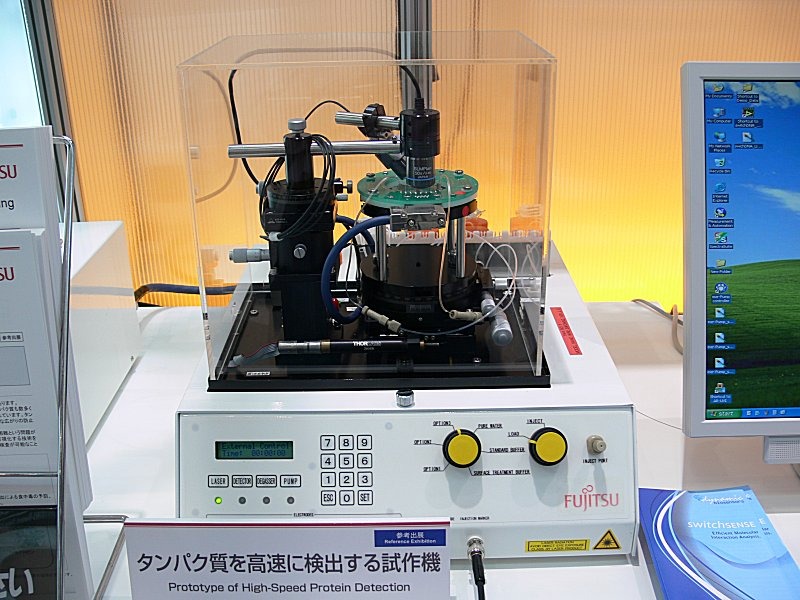 人工抗体のタンパク質との結合を高速に検出する検査機器。ミュンヘン工科大学との共同研究で開発されている