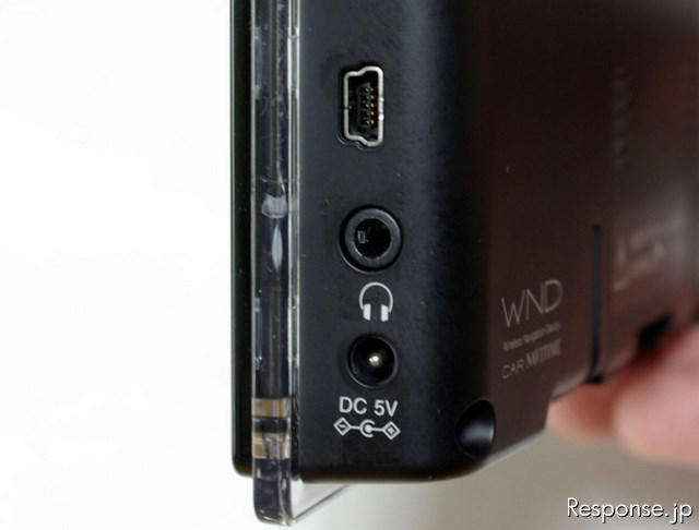 ナビタイムジャパン　WND カーナビタイム WND-01K インプレ 本体右側面にはヘッドホン、電源、USBの各端子がある。