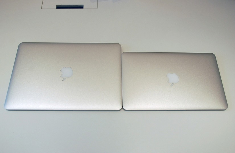 MacBook Airの天面。13.3型（左）と11.6型（右）