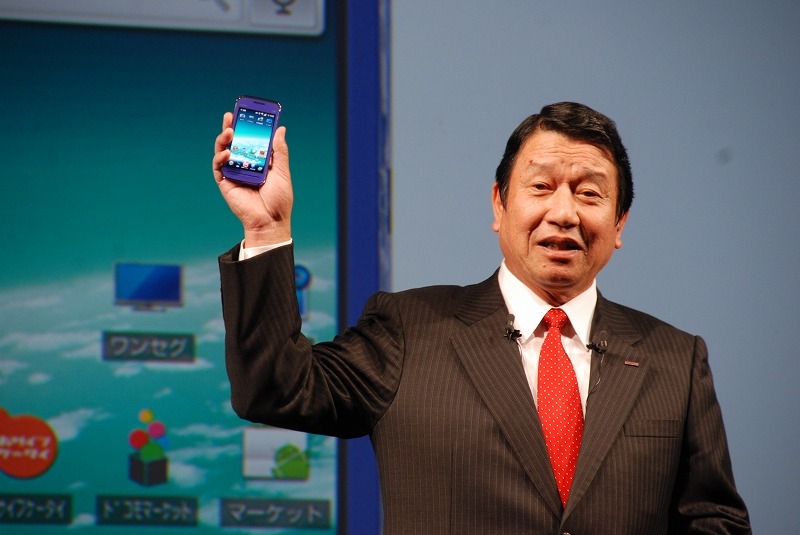 「LYNX 3D SH-03C」を手に持つ、NTTドコモ代表取締役社長 山田隆持氏