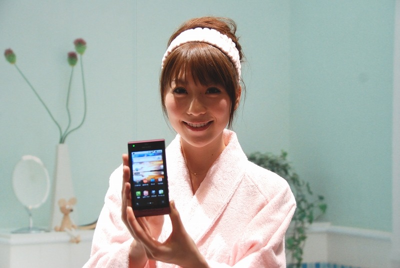 「REGZA Phone T-01C」は発表されたスマートフォンの中で、唯一防水対応