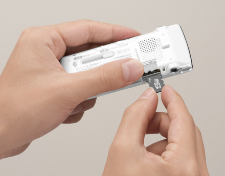 外部メディアはmicroSD/SDHCカードに対応