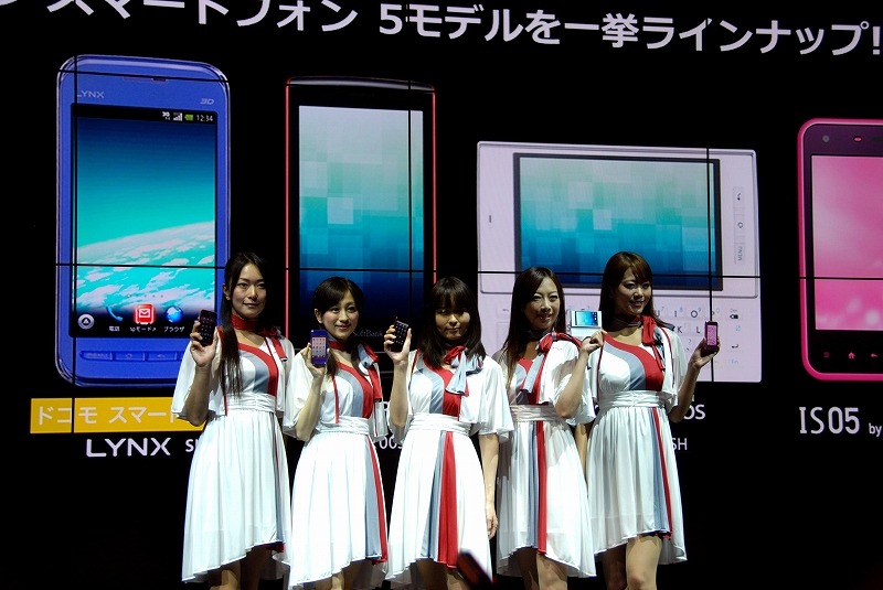 舞台上には「IS03」や、「LYNX SH-03C」をはじめとする同社のスマートフォン5機種が登場
